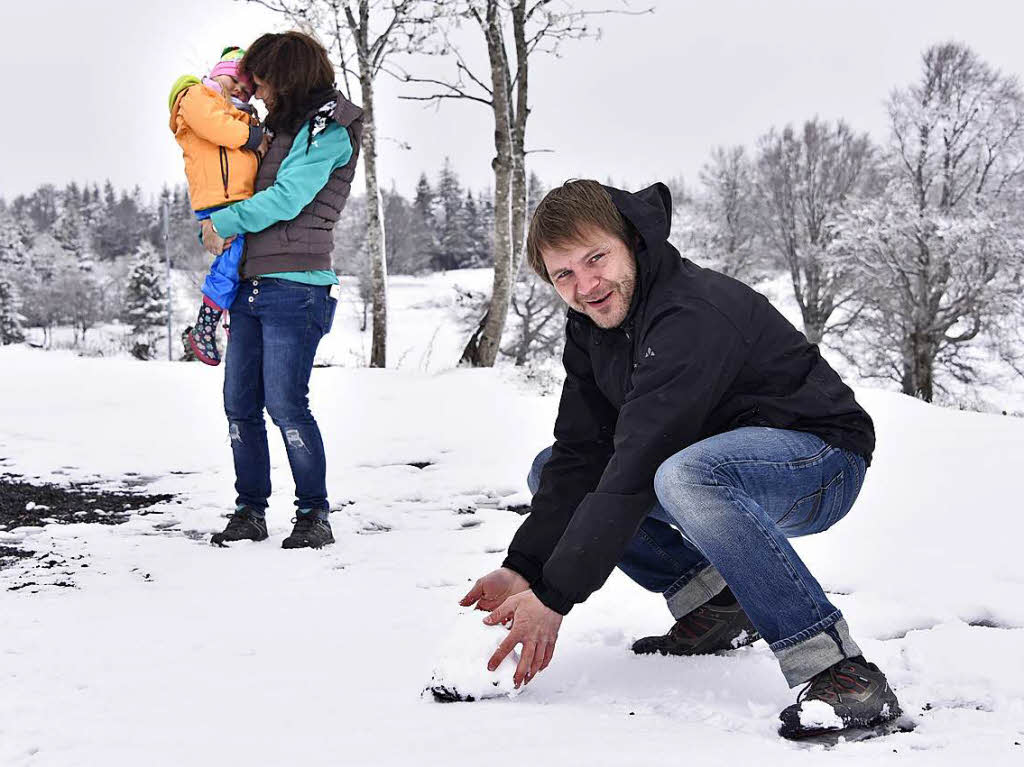 Der Pappschnee ist perfekt fr einen Schneemann: Papa Rafael Dittrich baut,  die dreijhrige Mira kuschelt sich lieber an Mama Birte.