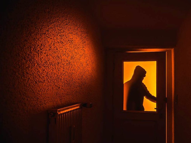 Ein Hebler? Oder ein Fensterbohrer? Einbrecher in Aktion.   | Foto: dpa