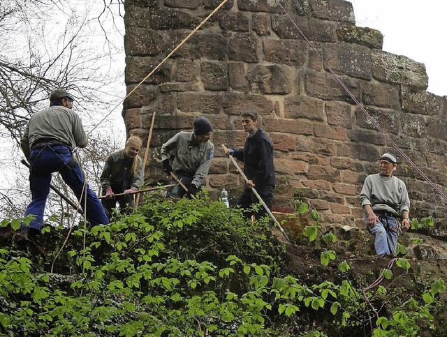 Putzaktion mit Sicherung am Seil  | Foto: Monika Korak