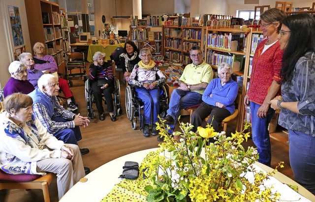 Acht Senioren aus dem Altenpflegeheim ...die Lffinger Stadtbcherei gekommen.   | Foto: Martin Wunderle