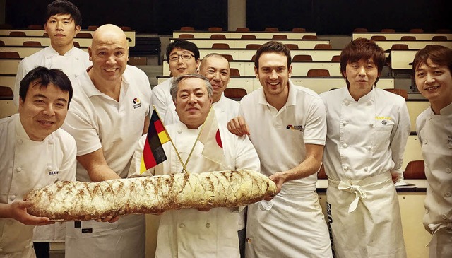 Ein Meter-Brot als gelebte und gebacke...st dem japanischen Gaumen schmackhaft.  | Foto: Privat