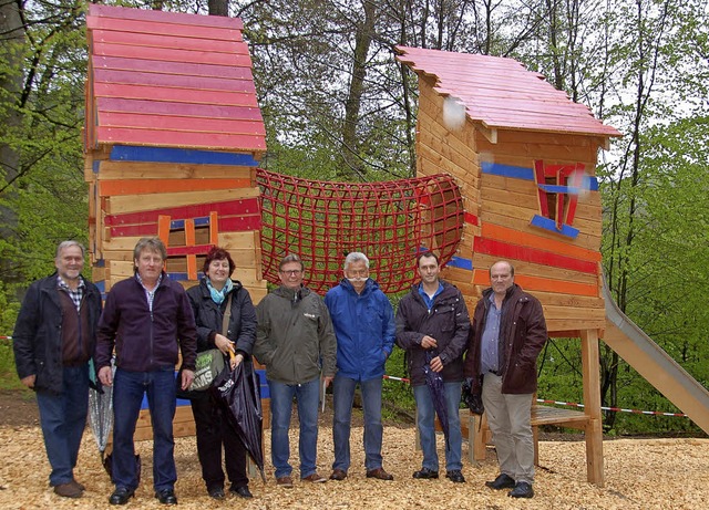 Vom neuen Kombinationsspielgert zeigt... Kuhbacher Ortschaftsrat  begeistert.   | Foto: Wolfgang Beck