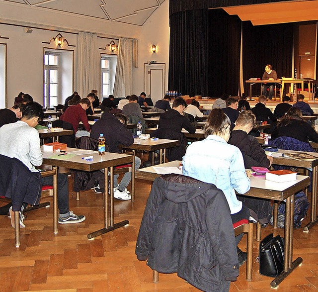 Fr die Schler der Realschule (links)... frheren Knigreichsaal eingenommen.   | Foto: C. Renk