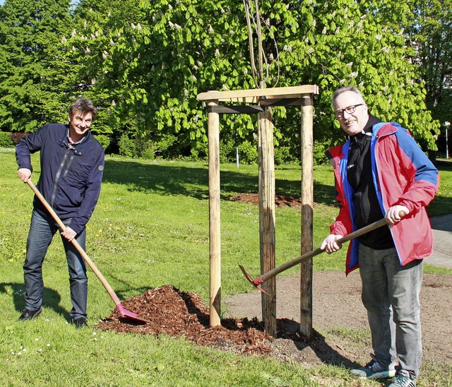 Die DJK-Vorsitzenden Wolfgang von Sper...und Jrgen Helfer pflanzten den Baum.   | Foto: Gerd Leutenecker