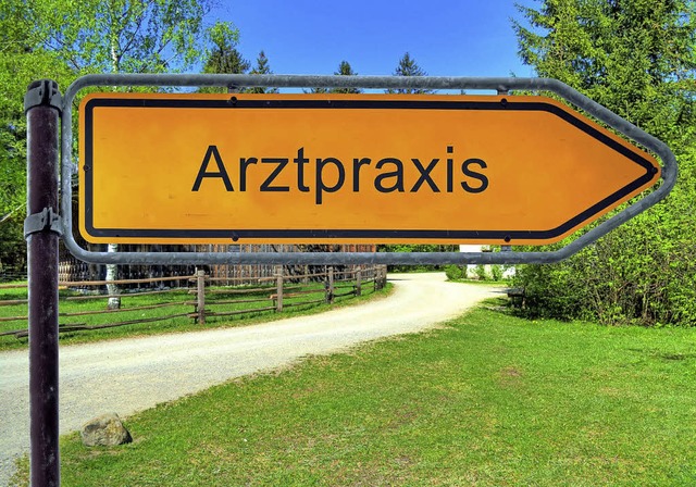 Arztpraxis-Schilder sind immer seltener in lndlichen Rumen zu finden.  | Foto: ZVG