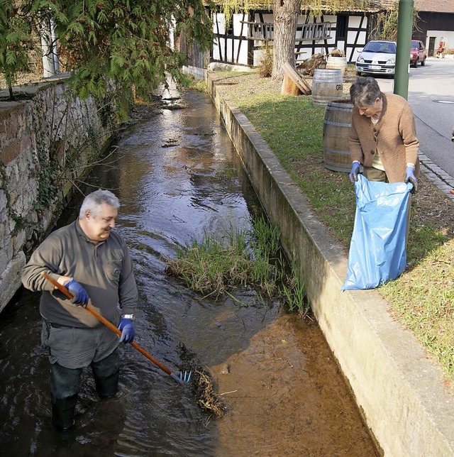 Wie auf dem Bild von 2012 werden  am S...in Eimeldingen Dorf und Bach geputzt.   | Foto: Schopferer