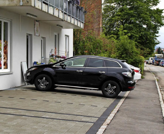 Die geparkten Autos ragen bis in den G... weil der Abstand zum Haus zu kurz ist  | Foto: Rolf Reimann