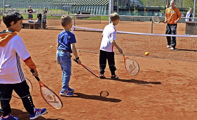 Tennislehrer Axel Kock (rechts) demonstriert den Jngsten aktuelle Lehrmethoden.  | Foto: Gerhard Lck