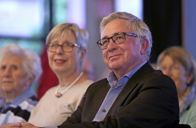 Karlheinz Kluge lauscht in der Stadtbi... in seine Lesung einfhrenden Worten.   | Foto: Ch. Breithaupt