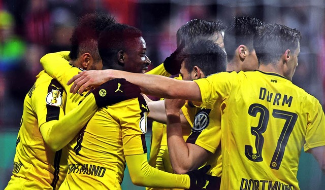 Die Dortmunder Spieler freuen sich be...drei Treffer und den Sieg in Mnchen.   | Foto: dpa