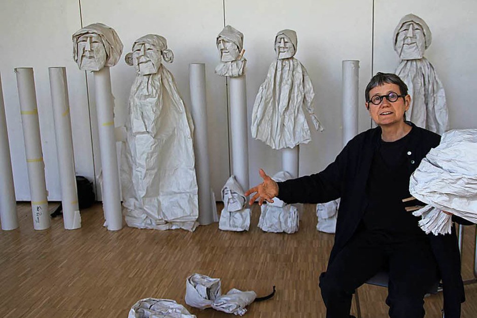 Das ist Horta Van Hoye mit ihren Kunstwerken aus Papier. (Foto: Sabine Model) Das ist Horta Van Hoye mit ihren Kunstwerken aus Papier. (Foto: Sabine Model)
