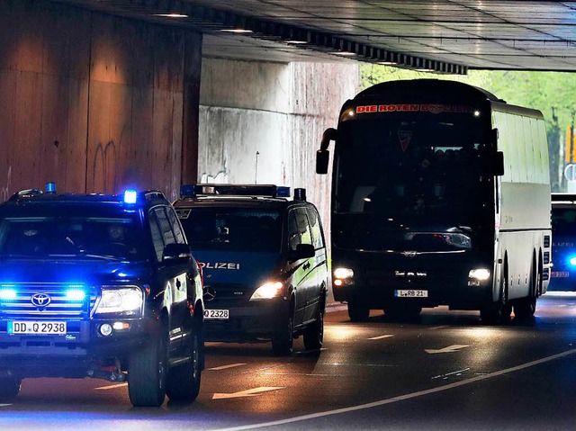 Unter Polizeischutz fhrt der Leipzige...iel gegen den SC Freiburg zum Stadion.  | Foto: dpa