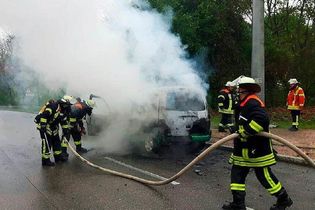 Auto brennt in flingen vollkommen aus