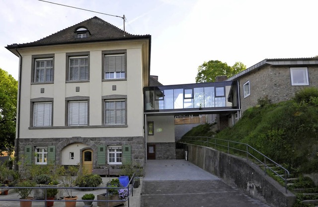 Altes Schulhaus und Kindergarten verbindet nun ein Steg  | Foto: Markus Zimmermann