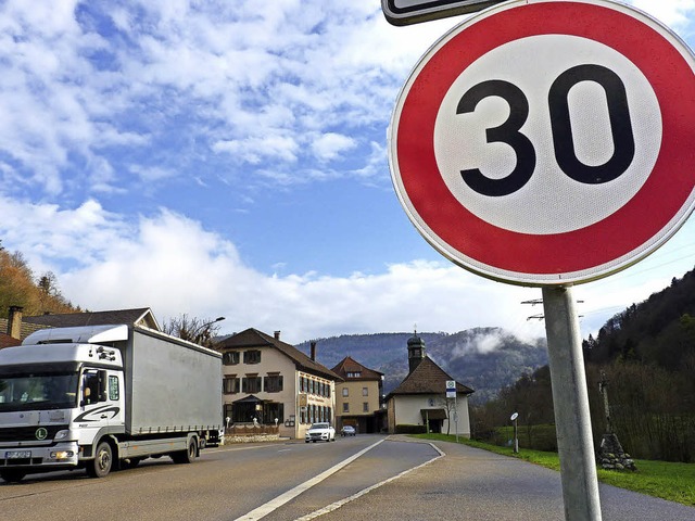 Seit April letzten Jahres darf man nur...po 30 auf der B 317   ebenfalls nher.  | Foto: Sattelberger