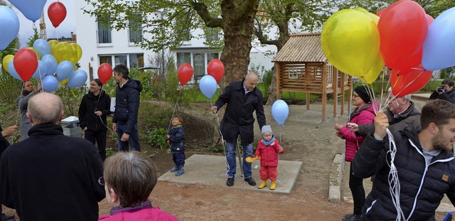 Luftballons in den Stadtfarben flogen ...hlatterer assistierte seiner Tochter.   | Foto: Gerhard Walser