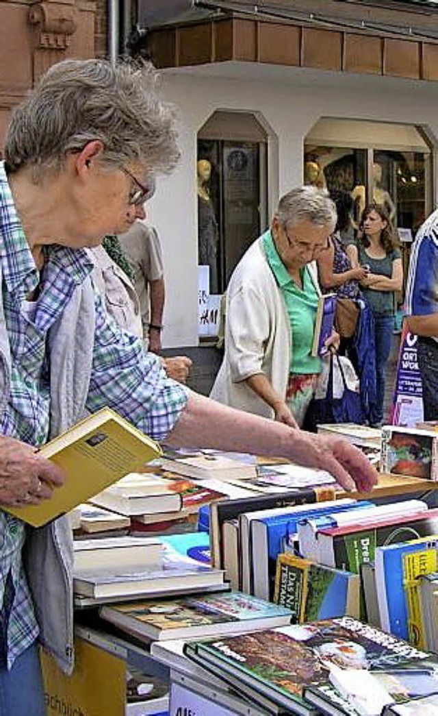 Die Bcherflhmrkte der Mediathek sind beliebt.   | Foto:  BZ