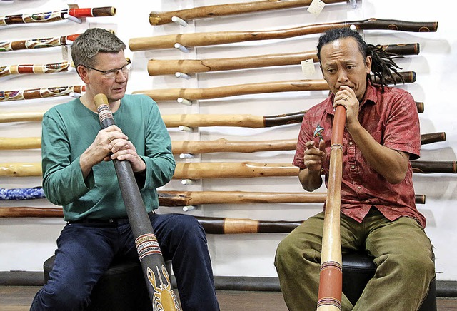 bung macht den Meister: unser Autor S...ks) mit Didgeridoo-Lehrer  Mr. Sanshi   | Foto: Brnjes