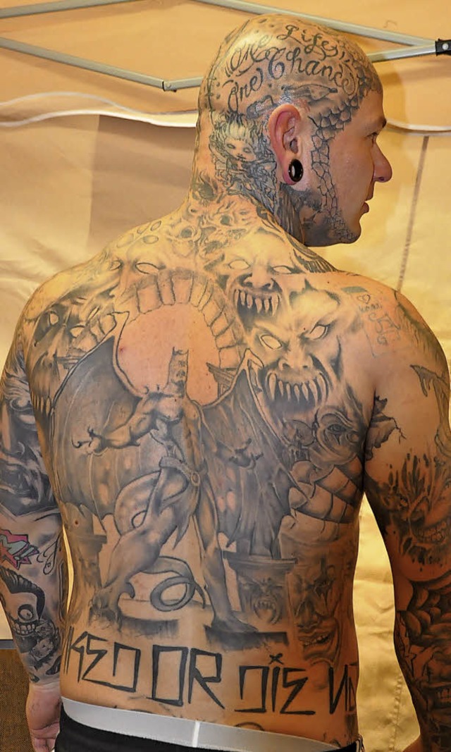 Wer schrill sein will muss leiden &#82...eler Fans der Tattoo-Expo in Tiengen.   | Foto: R. Frey