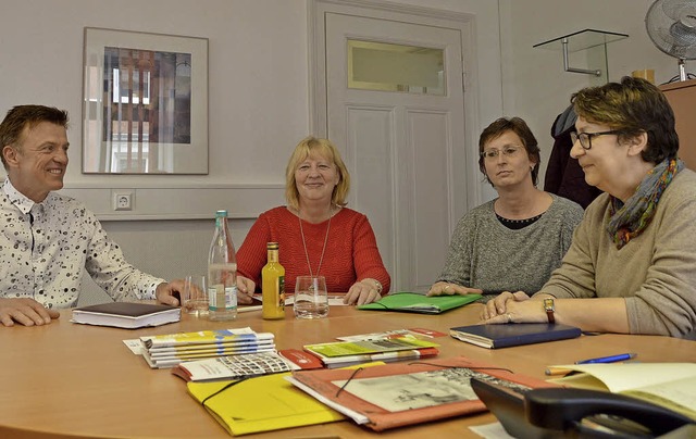 Geschftsbereichsleiter Bernhard Gampp...d Diemer und Renata Goman (von links)   | Foto: Horatio Gollin