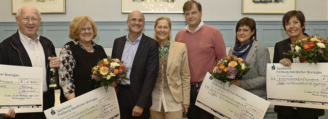 Bei der Spendenbergabe (von links): C...rae) und Silvia Berk (St. Augustinus)  | Foto: Ingo Schneider