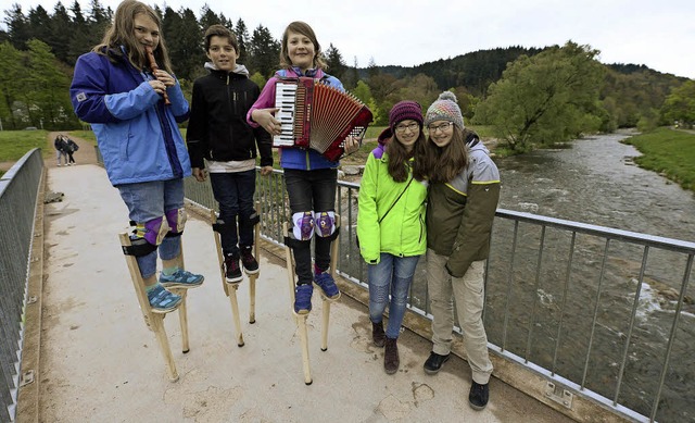 Freiheitssuche an der Dreisam: Nele (1..., Julia, Helena (beide 12, von links)   | Foto: i. schneider