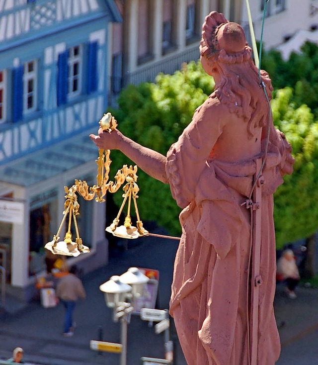 Justitia in Offenburg, wo die Urteile ... ausfallen sollen, als in Baden-Baden.  | Foto: Helmut Seller