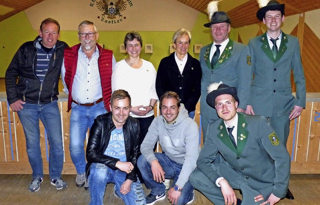 Vorstandschaft und zwei der Geehrten:v...er, Simon Zhringer und Markus Eckerle  | Foto: Barbara Odrich-Rees