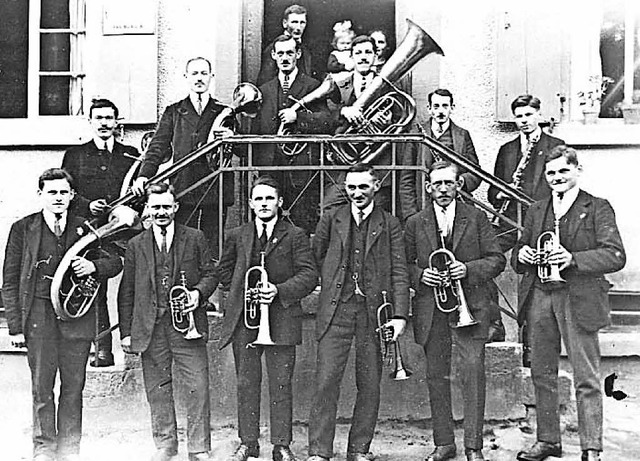 Junge Musiker im Jahr 1920 vor dem  &#...iker immer wieder dort und kehren ein.  | Foto: Verein