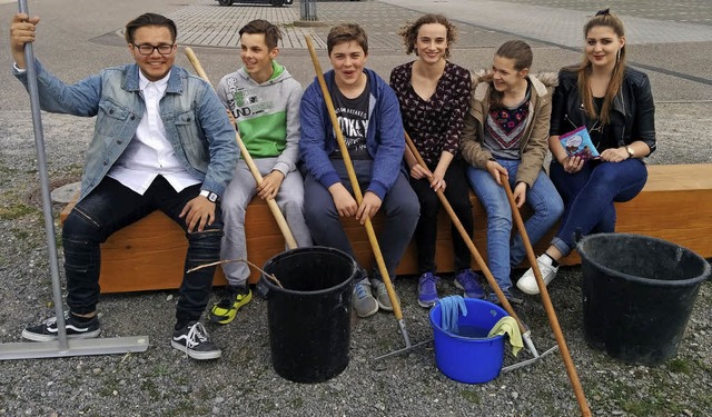Jugendgemeinderte haben die Outdoor-F...e bei der Langenrothalle fit gemacht.   | Foto: Gemeinde