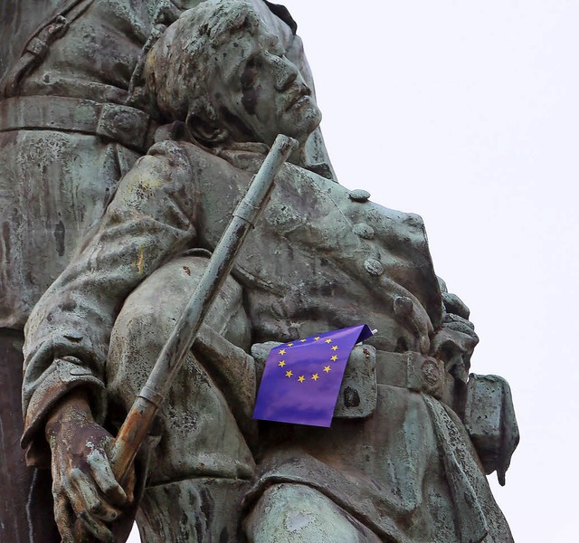 Das Offenburger Kriegerdenkmal nach einer Pulse-of-Europe-Demonstration   | Foto: Ch. Breithaupt