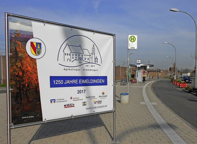 2017 feiert Eimeldingen Jubilum, was ...Schild auf dem Bahnhofsplatz kundtut.   | Foto: Langelott