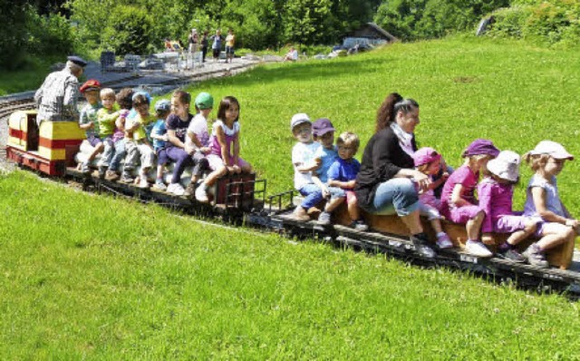Die Liliput-Eisenbahn in Hasel gefllt Kindern und Erwachsenen.   | Foto: ZVG