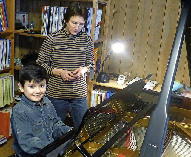 Mehrmals pro Woche hat Alexandru Ducha... seiner  Klavierlehrerin Almut Ernst.   | Foto: Susanne Bremer
