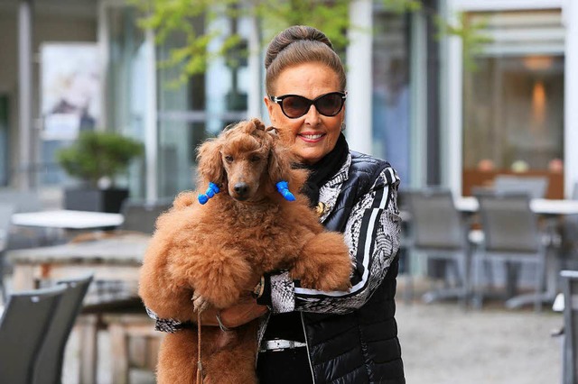 Marianne Dallaire und ihr Pudel Macho  | Foto: Christoph Breithaupt