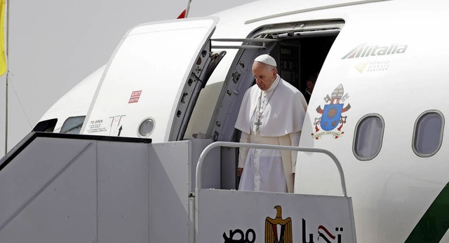 Am Freitag  ist Papst Franziskus auf dem Flughafen in Kairo angekommen.   | Foto: dpa