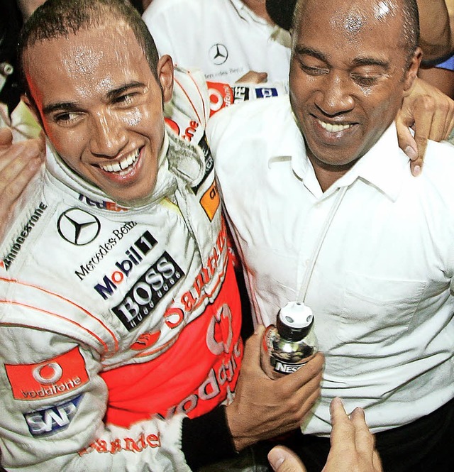 Mercedes-Fahrer Lewis Hamilton (links) mit seinem Vater Anthony   | Foto: dpa