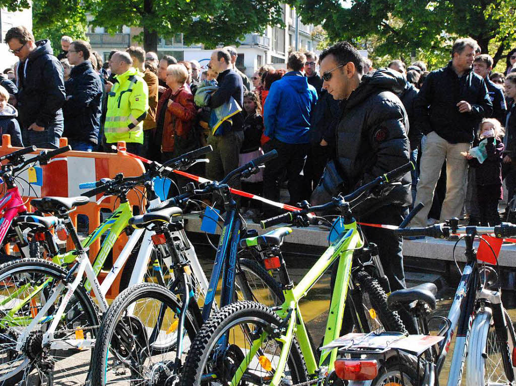 Fahrradbrse der IG Velo am Meeraner Markt: Warten vor der Erffnung morgens um 10 Uhr in Lrrach