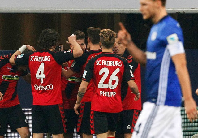 Freiburger Torjubel beim Hinspiel in Schalke  | Foto: dpa