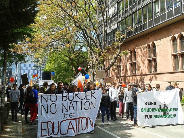 Freiburger Studierende gehen gegen die...ung der Studiengebhren auf die Strae  | Foto: Fabian Vgtle