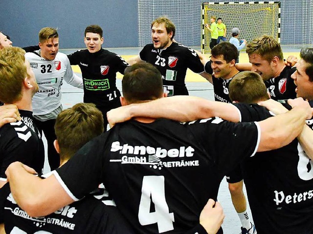 Schutterwalds Handballer bejubeln die Vizemeisterschaft.  | Foto: Wolfgang Knstle