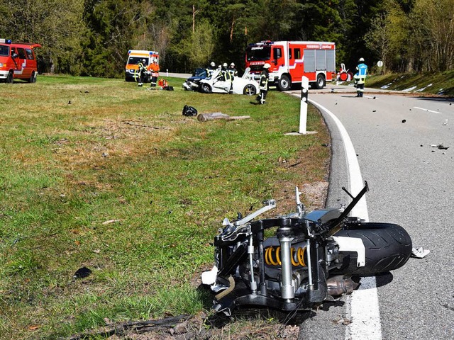 Das Motorrad wurde bei dem Unfall in zwei Teile gerissen  | Foto: kamera24