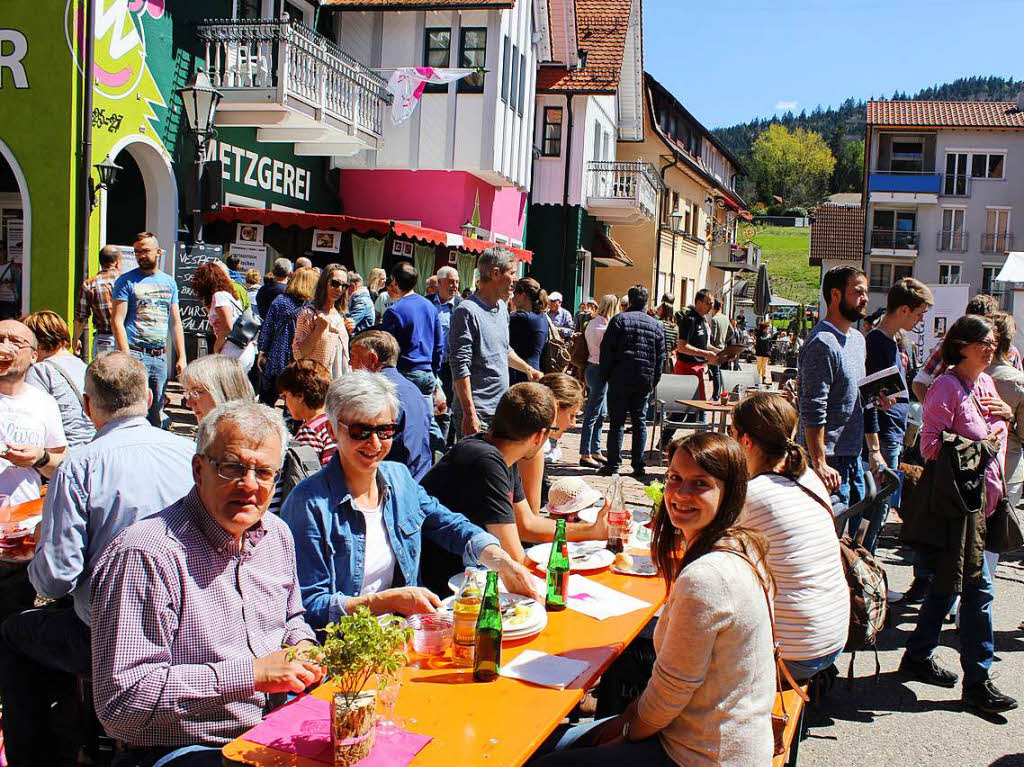 Altstadt-Antik-Markt und Schwarzwald-Heimat-Markt, dazu offene Geschfte und viel Sonnenschein, das zog am Samstag und Sonntag alle ins obere Elztal: Am Wochenende Elzach von Besuchern fast berrannt.