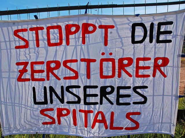 Die Mitglieder des Frdervereins hngten auch Transparente auf.  | Foto: Hildegard Siebold