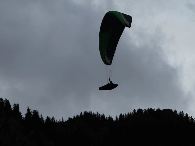 In der Ortenau strzte am Sonntag eine Gleitschirmfliegerin ab (Symbolbild).  | Foto: dpa