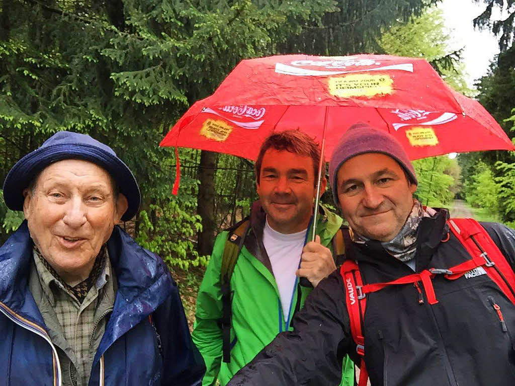 Wanderer   im Regen des Schwarzwaldvereins Lahr: (von links) Fritz Schuler, Stefan Rottler und Andreas Kaufmann