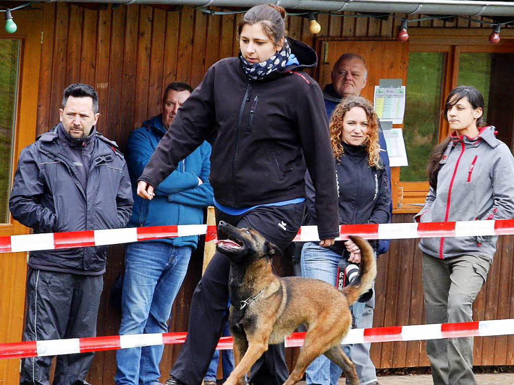 Der Schferhundeverein Schweighausen prsentierte beim Mai-Grillfest zeitgleich den Pokalkampf – im Bild Isabella Simon-Huber mit ihrer Hndin Fleur