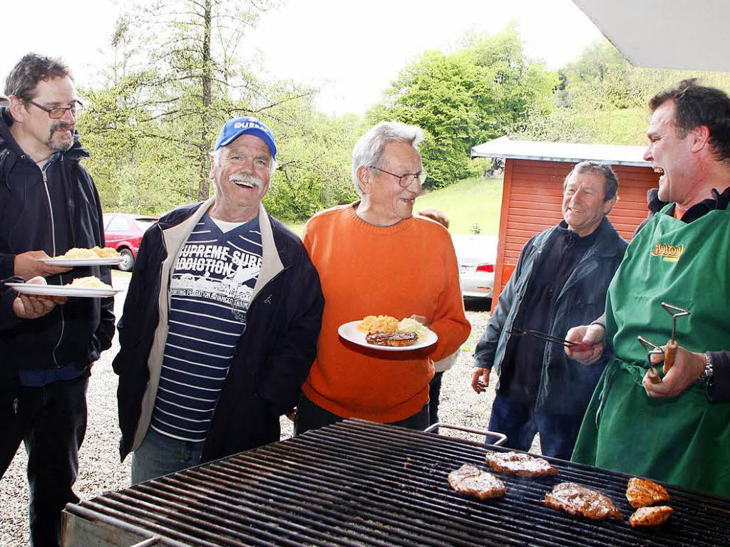 Gut lachen hatte der Schtzenverein Hubertus Seelbach, trotz Regens und Klte kamen Unermdliche zum Grillfest beim Schtzenhaus.