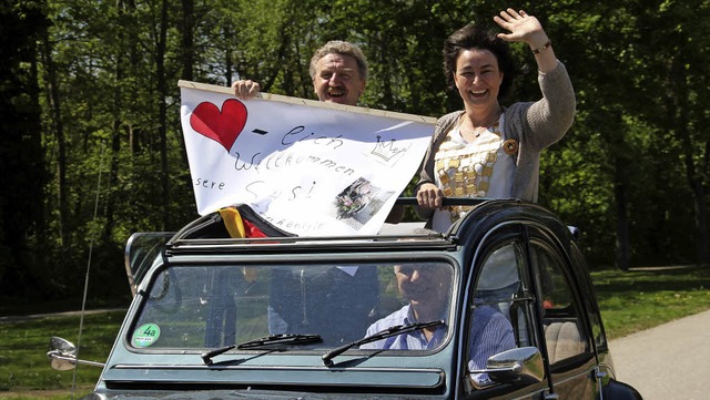 Susanne Schladebach hier beim Autokorso durch Heitersheim mit Hariolf Schmid  | Foto: Sabine Model