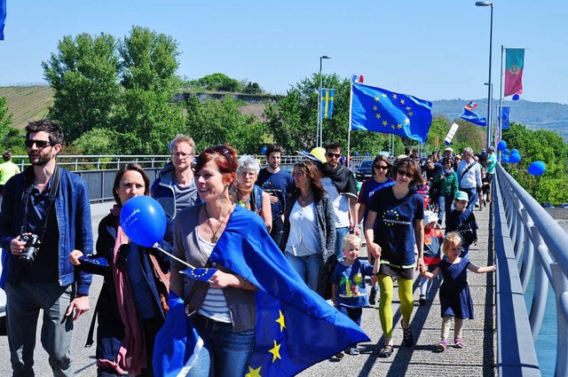 Mit Europa-Fahnen und Europa-T-Shirts ...r ein freies und grenzenloses Europa.  | Foto: Kai Kricheldorff
